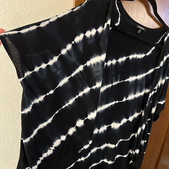 Torrid Tie-Dye Black and White Open Front Top Size OO - Picture 2 of 5